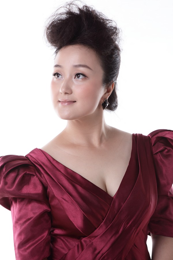 周媛媛周媛媛,青年女中音(mezzo--soprano)歌唱家.