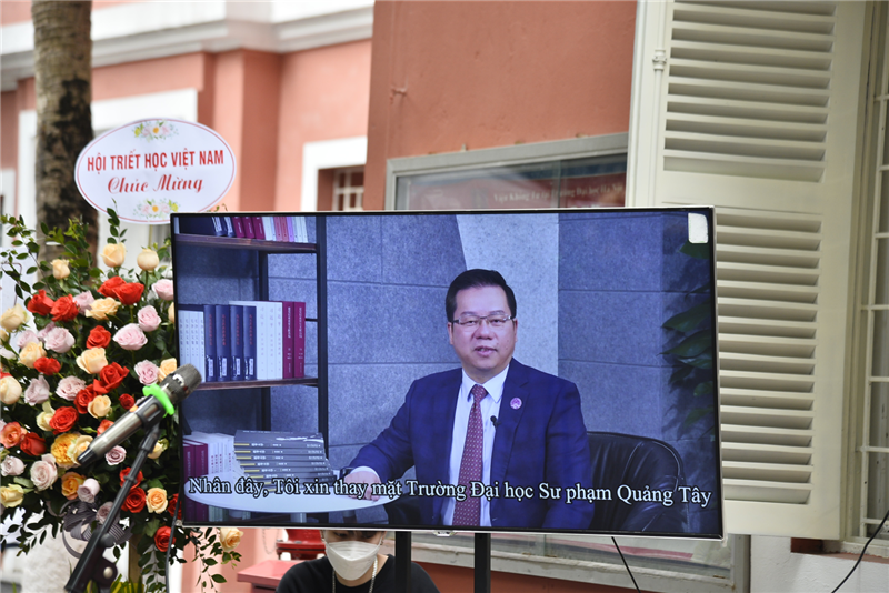 在越南会场，广西师范大学校长贺祖斌视频致辞.png