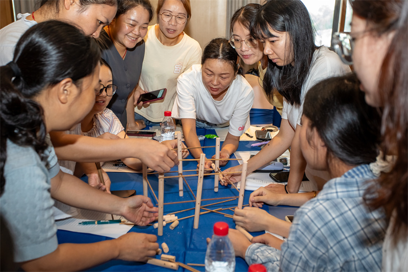 4老师们在“建构游戏”现场2.jpg