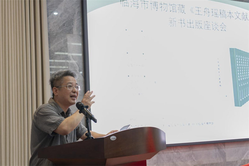 临海市博物馆馆长陈引奭致辞  郑斌斌 摄.jpg