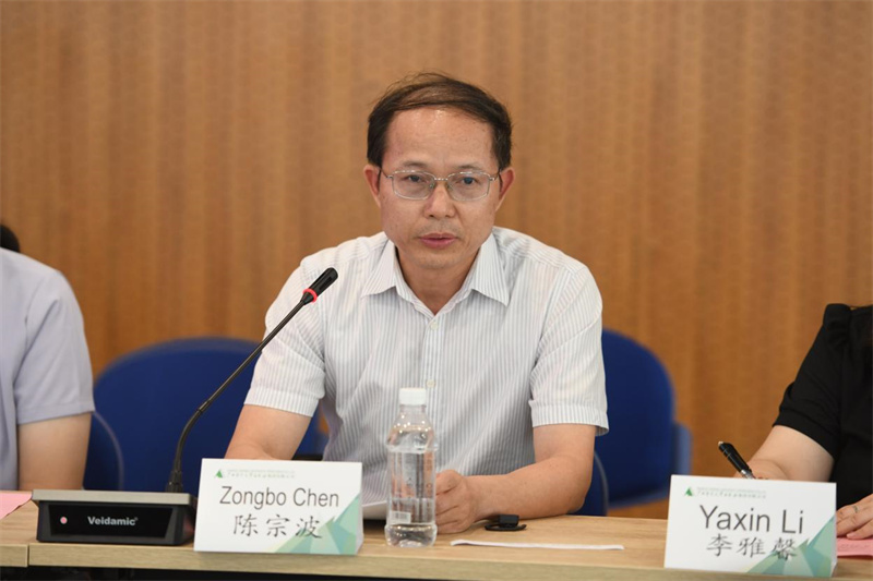 广西师范大学图书馆馆长陈宗波发言.jpg