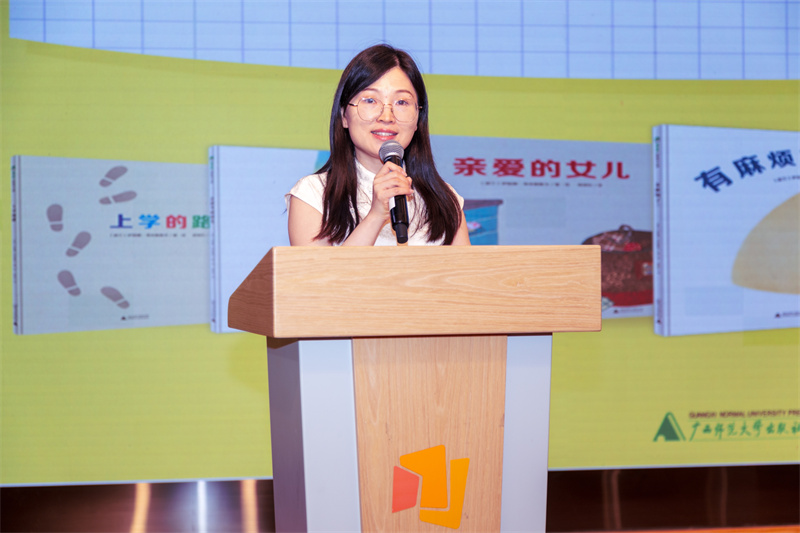 7.10上海伊娃娜和张明舟对谈活动现场，广西师大出版魔法象公司总经理伍丽云.jpg