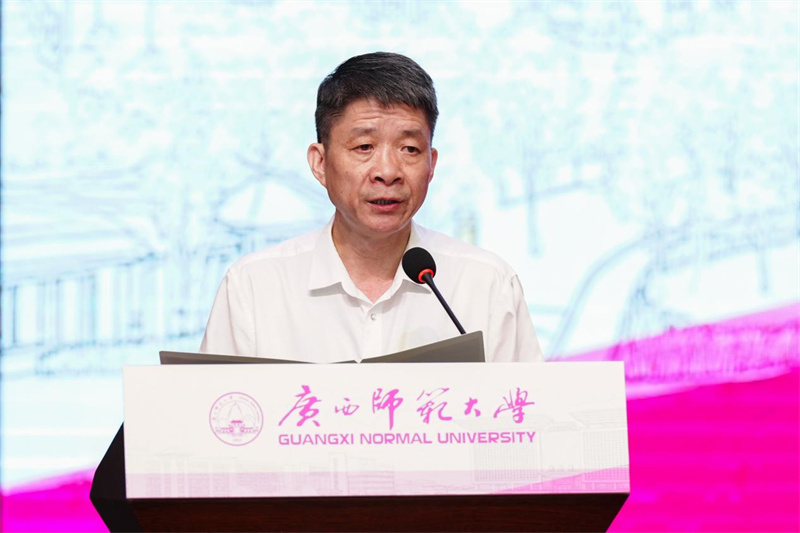 广西师范大学校长，出版学院院长孙杰远主持开班式.jpg