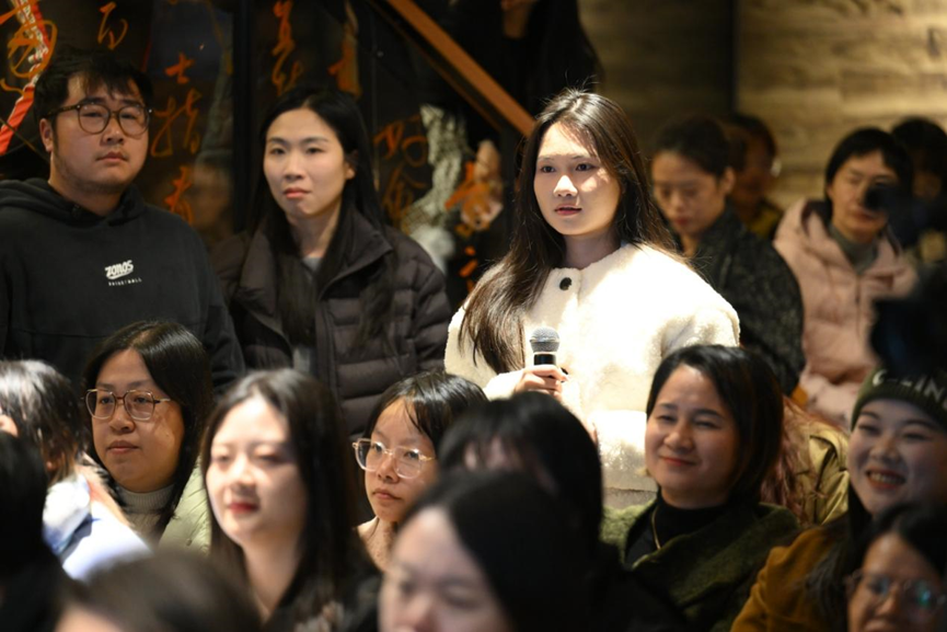 许知远4.png 许知远4.png