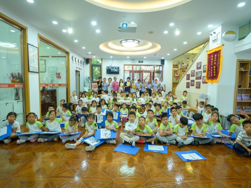 幼儿园活动合影.jpg