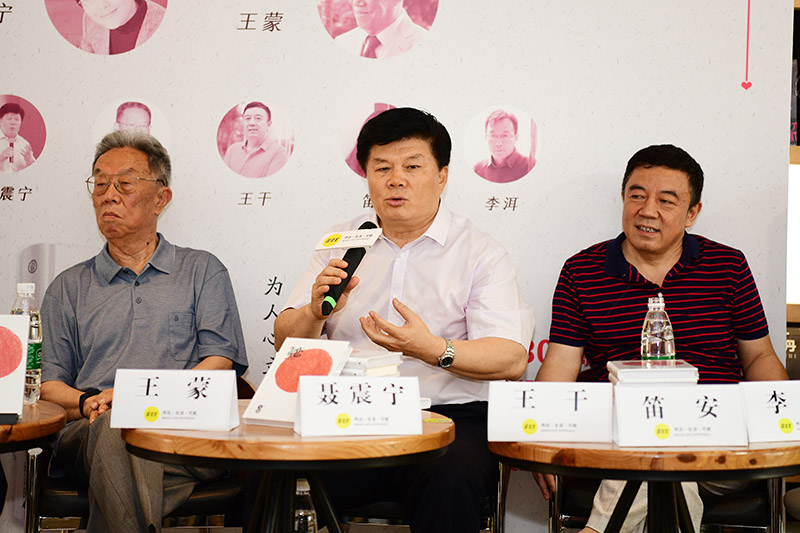 韬奋基金会理事长聂震宁发言（李显杨 摄）.jpg